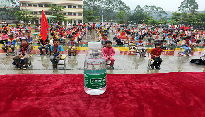 廣西東龍鎮建筑模板廠家鑫虹泰開展扶貧助學活動