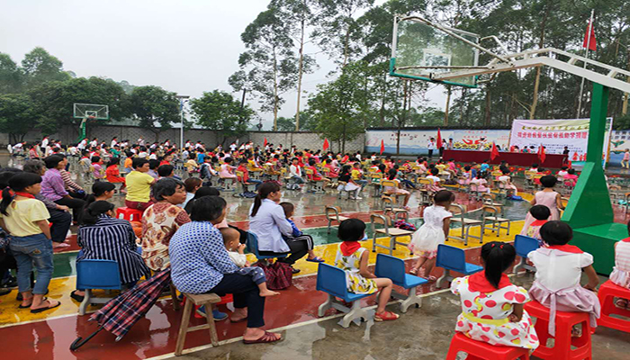 廣西東龍鎮建筑模板廠家鑫虹泰開展扶貧助學活動
