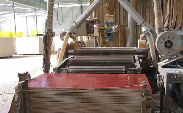 建筑紅板生產現場-廣西建筑模板廠家